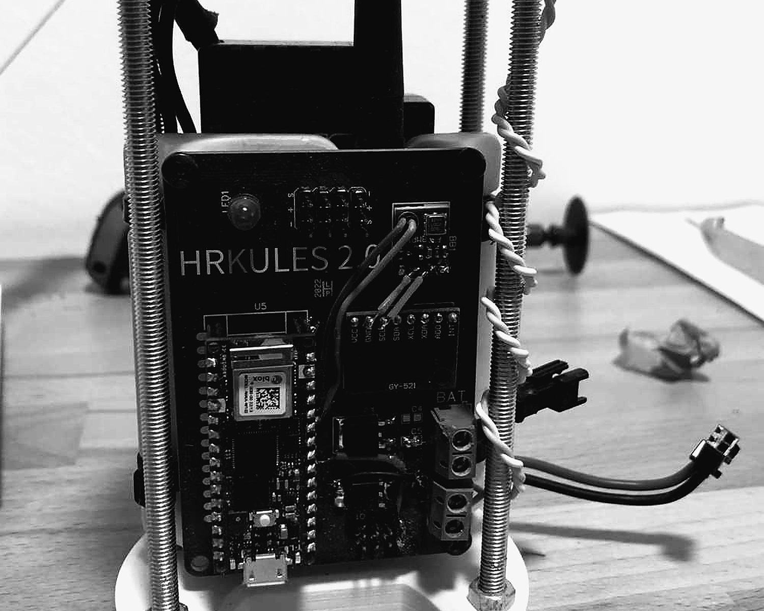 The avionics bay: board mounted on threaded rods between printed rings